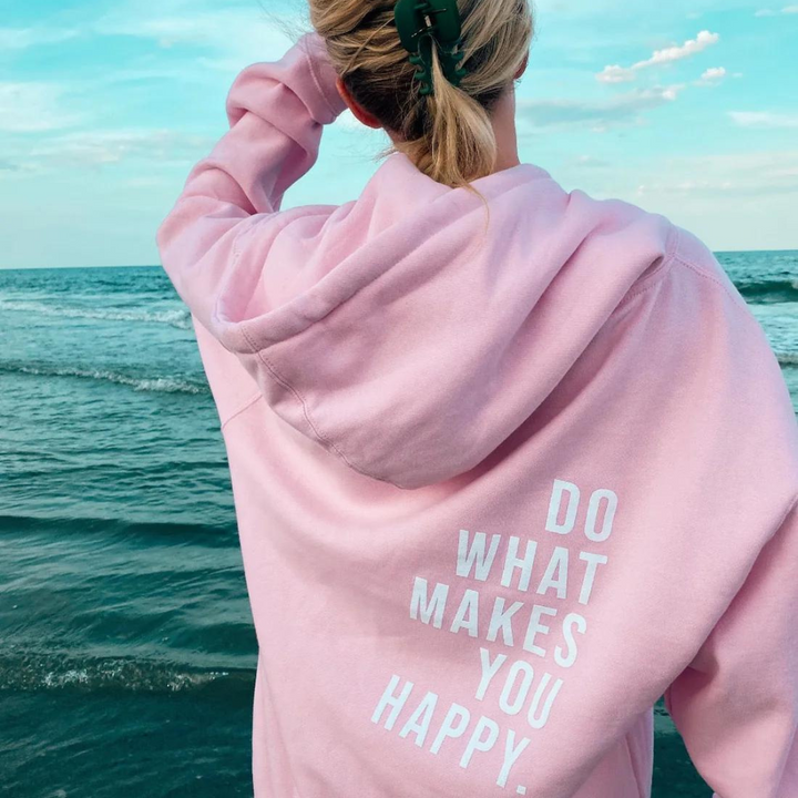 Fioletowa bluza damska oversize Jagoda z kapturem i inspirującym nadrukiem na plecach. Idealna do stylizacji casual.