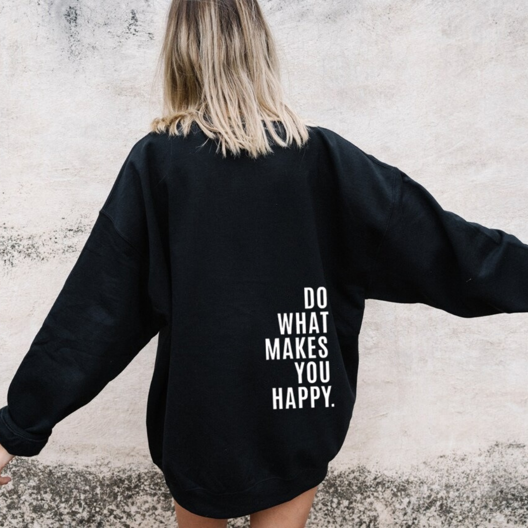 Niebieska bluza damska oversize z kapturem i inspirującym nadrukiem na plecach. Modna i wygodna do noszenia na co dzień.