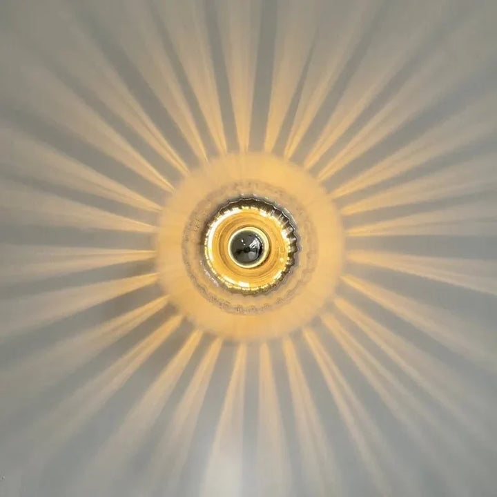 Geometryczna lampa ścienna LED złota, minimalistyczny design skandynawski, nowoczesne oświetlenie wnętrz.