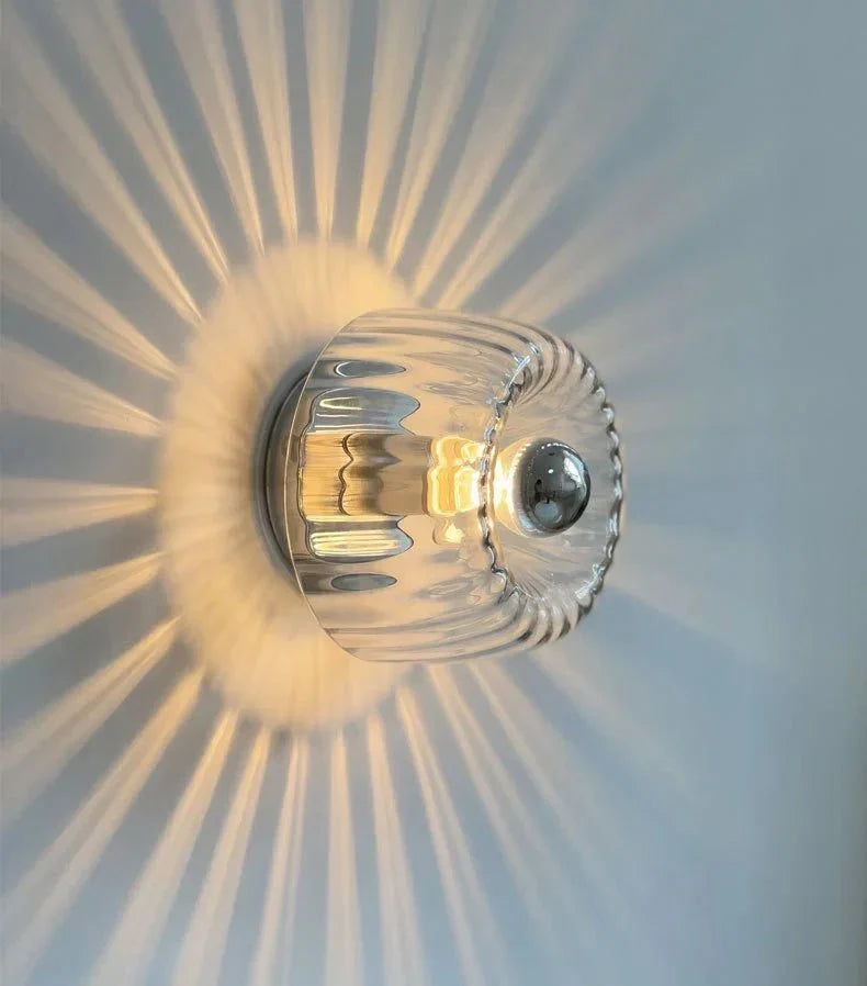 Designerska lampa ścienna LED, srebrna, geometryczny kształt, oświetlenie do salonu w stylu Bauhaus.