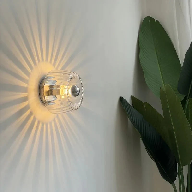 Skandynawska lampa ścienna LED, srebrna, geometryczny kształt, idealna do sypialni i salonu.