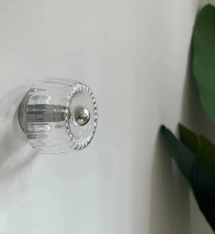 Złota lampa ścienna LED, geometryczna, oświetlenie akcentowe, designerski dodatek do salonu.