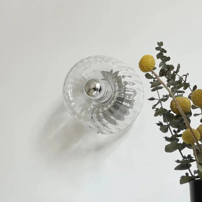 Srebrna lampa ścienna LED, geometryczny design, skandynawski minimalizm, elegancki wystrój wnętrz.