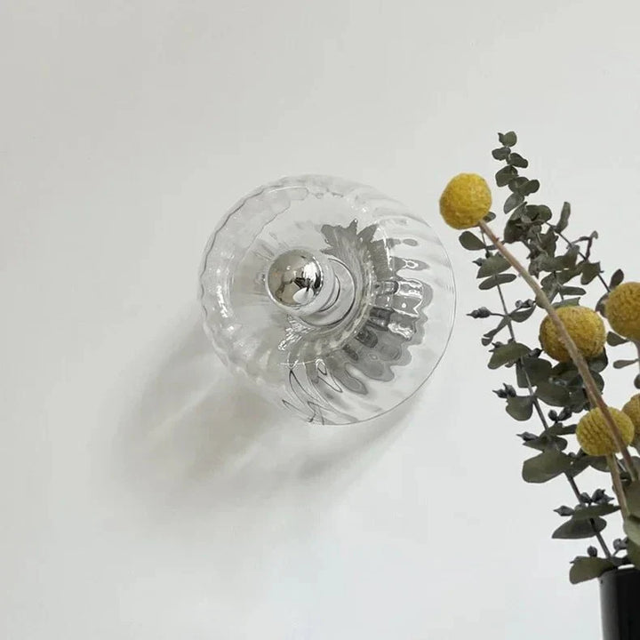 Srebrna lampa ścienna LED, geometryczny design, skandynawski minimalizm, elegancki wystrój wnętrz.