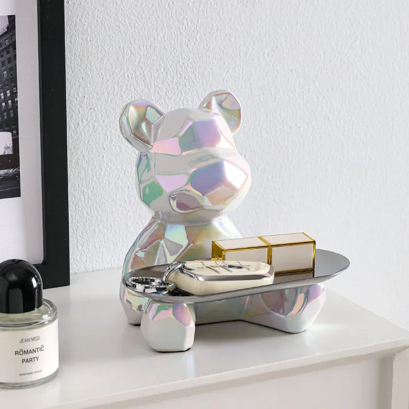 Biała figurka geometrycznego niedźwiedzia ceramicznego. Minimalistyczna dekoracja i praktyczny organizer wnętrza.