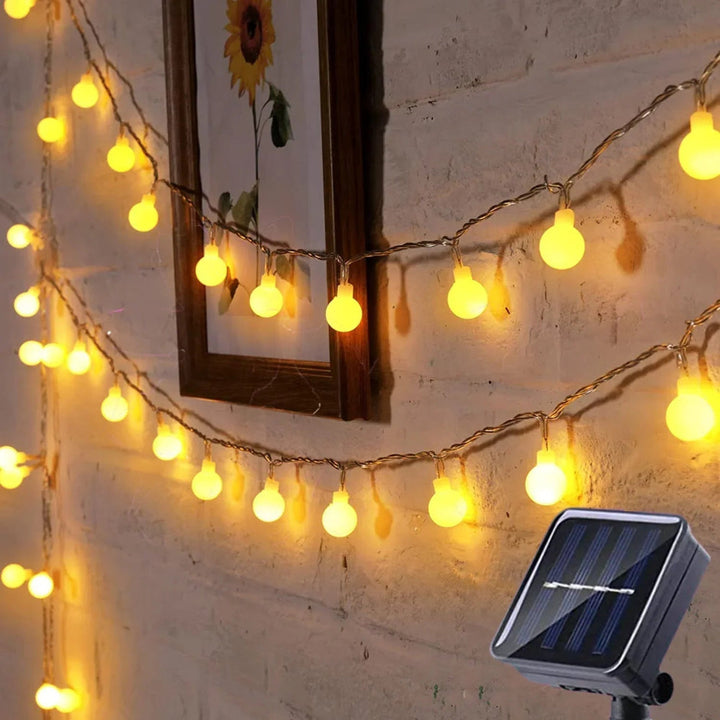 Oświetlenie solarne LED na taras: girlanda świetlna wodoodporna, idealna do dekoracji zewnętrznych.