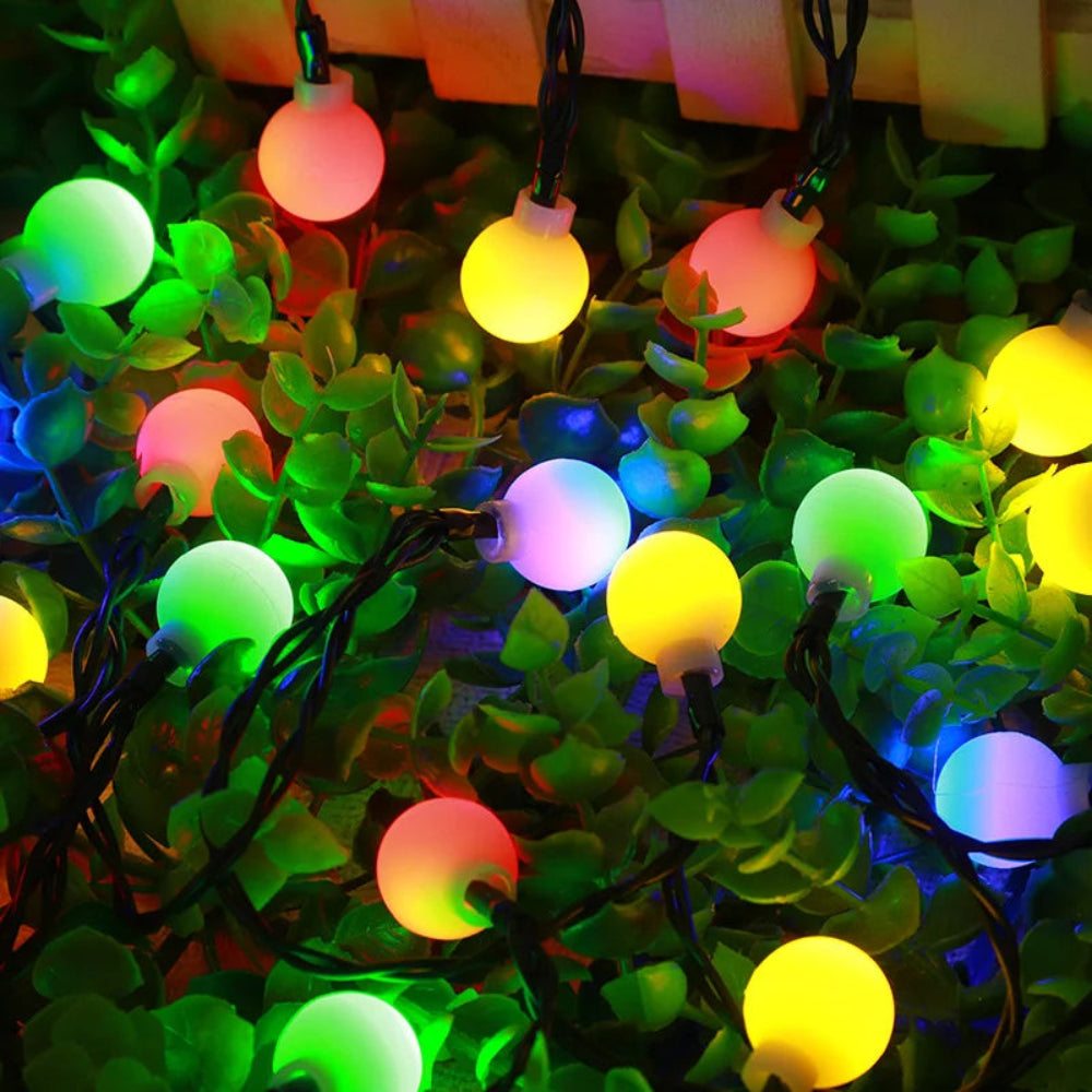 Detal: Lampki LED na wodoodpornej girlandzie solarnej z czujnikiem zmierzchu. Energooszczędne oświetlenie.