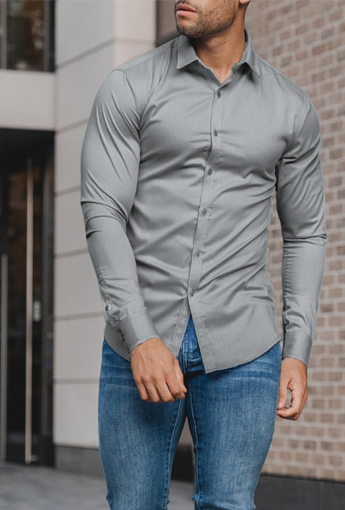 Mężczyzna w szarej koszuli slim fit połączonej z dżinsami