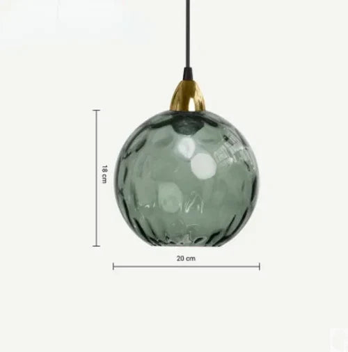 Minimalistyczna szklana lampa kula jako dekoracja wnętrz