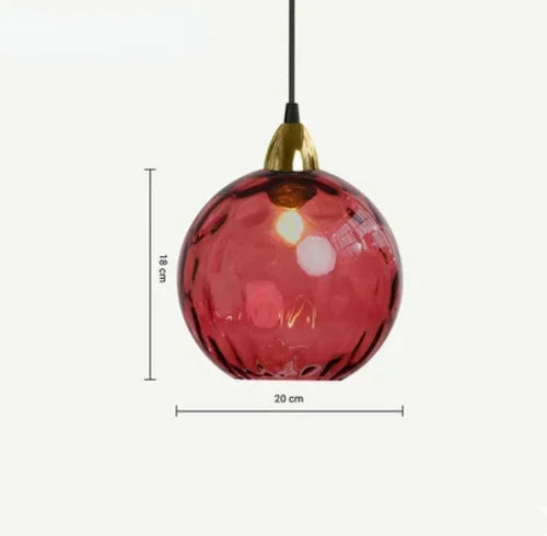 Złota i szklana lampa sufitowa kula w nowoczesnej aranżacji