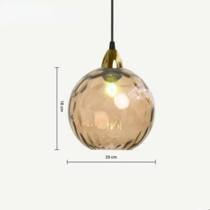 Zbliżenie na klosz szklanej kuli designerskiej lampy wiszącej