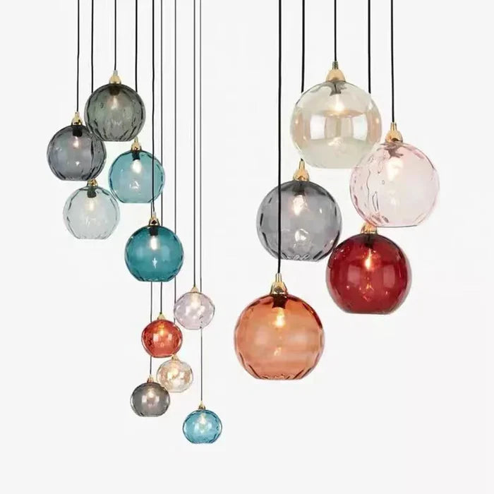 Nowoczesna szklana lampa wisząca w formie kuli do eleganckiego salonu