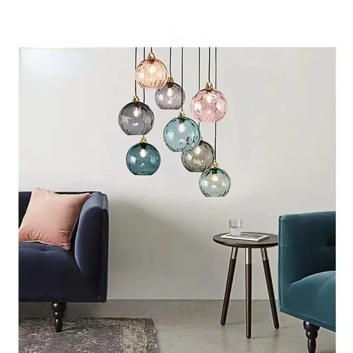 Nowoczesna szklana lampa wisząca w elegancko urządzonej strefie wypoczynkowej