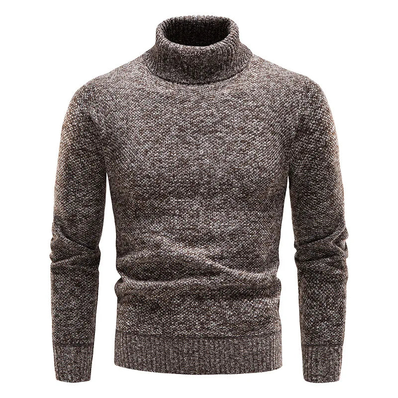 Męski brązowy sweter z golfem o grubym splocie z bliska