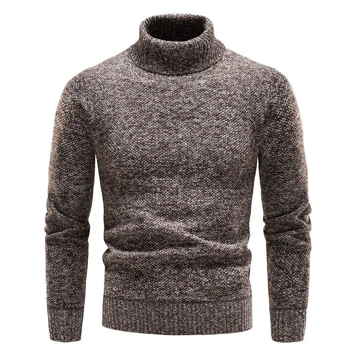 Męski brązowy sweter z golfem o grubym splocie z bliska