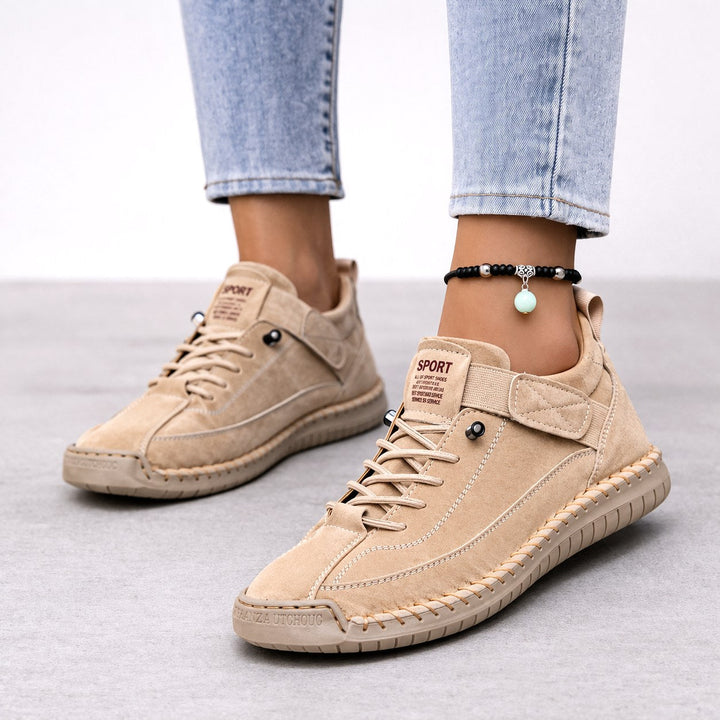 Beżowe damskie sneakersy ortopedyczne Maja na nodze