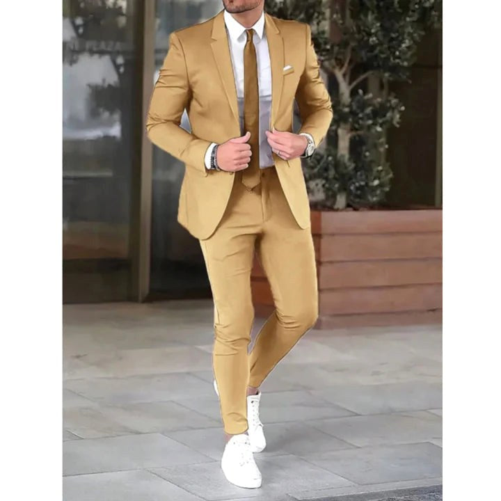 Mężczyzna w eleganckim beżowym garniturze dwuczęściowym Hamish