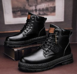 Czarne męskie buty sznurowane wysokie na eleganckim tle