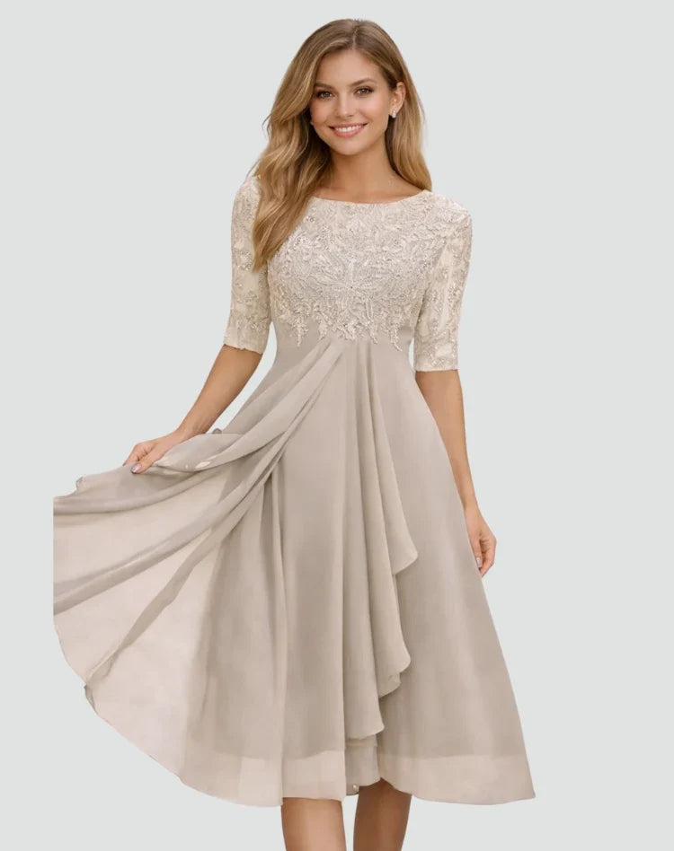 Modelka prezentująca elegancką beżową sukienkę midi na wesele