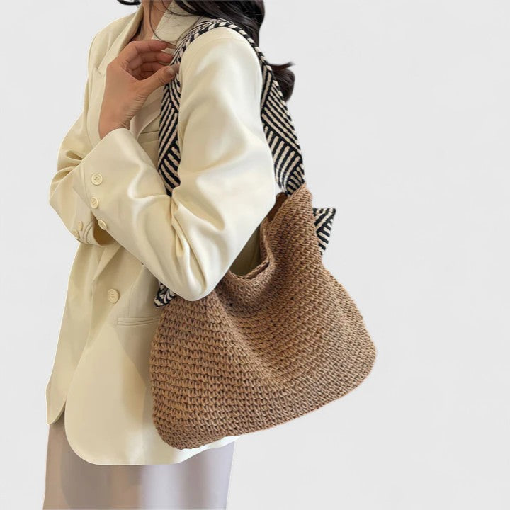 Elegancka stylizacja z beżową marynarką i plecioną torbą hobo na ramię