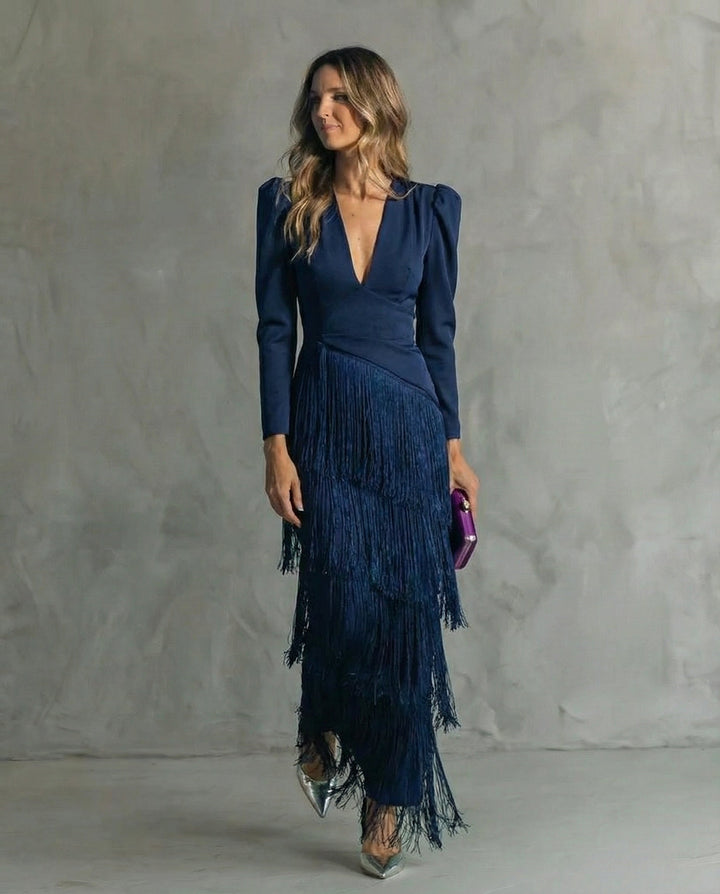 Modelka w eleganckiej niebieskiej sukience midi z frędzlami