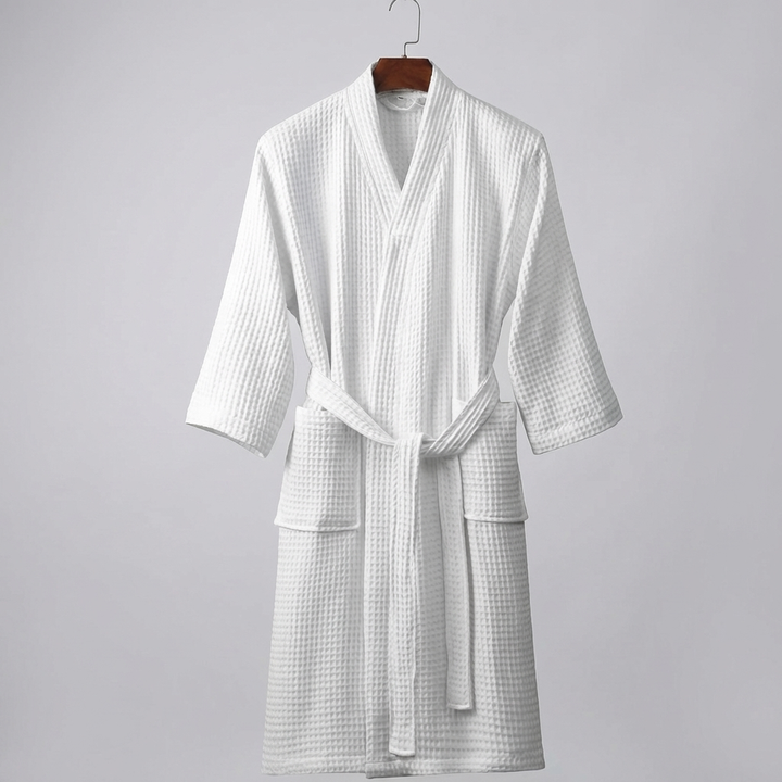 Lekki szlafrok kąpielowy unisex z wiązaniem w zbliżeniu na waflową strukturę materiału