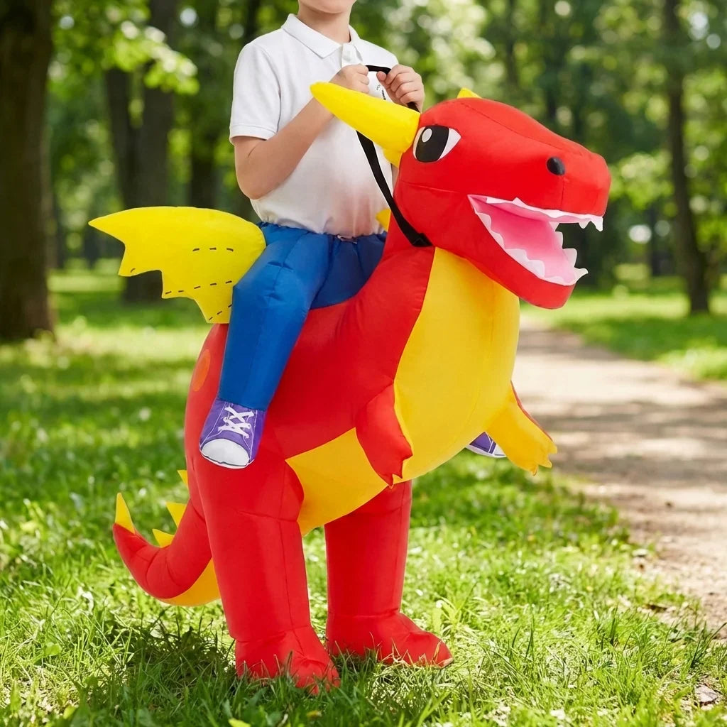 Dziecko w czerwonym kostiumie dinozaura na zewnątrz