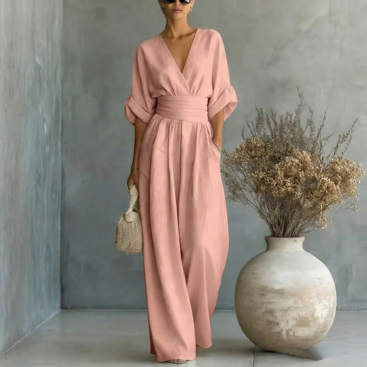 Detale wykończenia eleganckiego kombinezonu damskiego, modny design