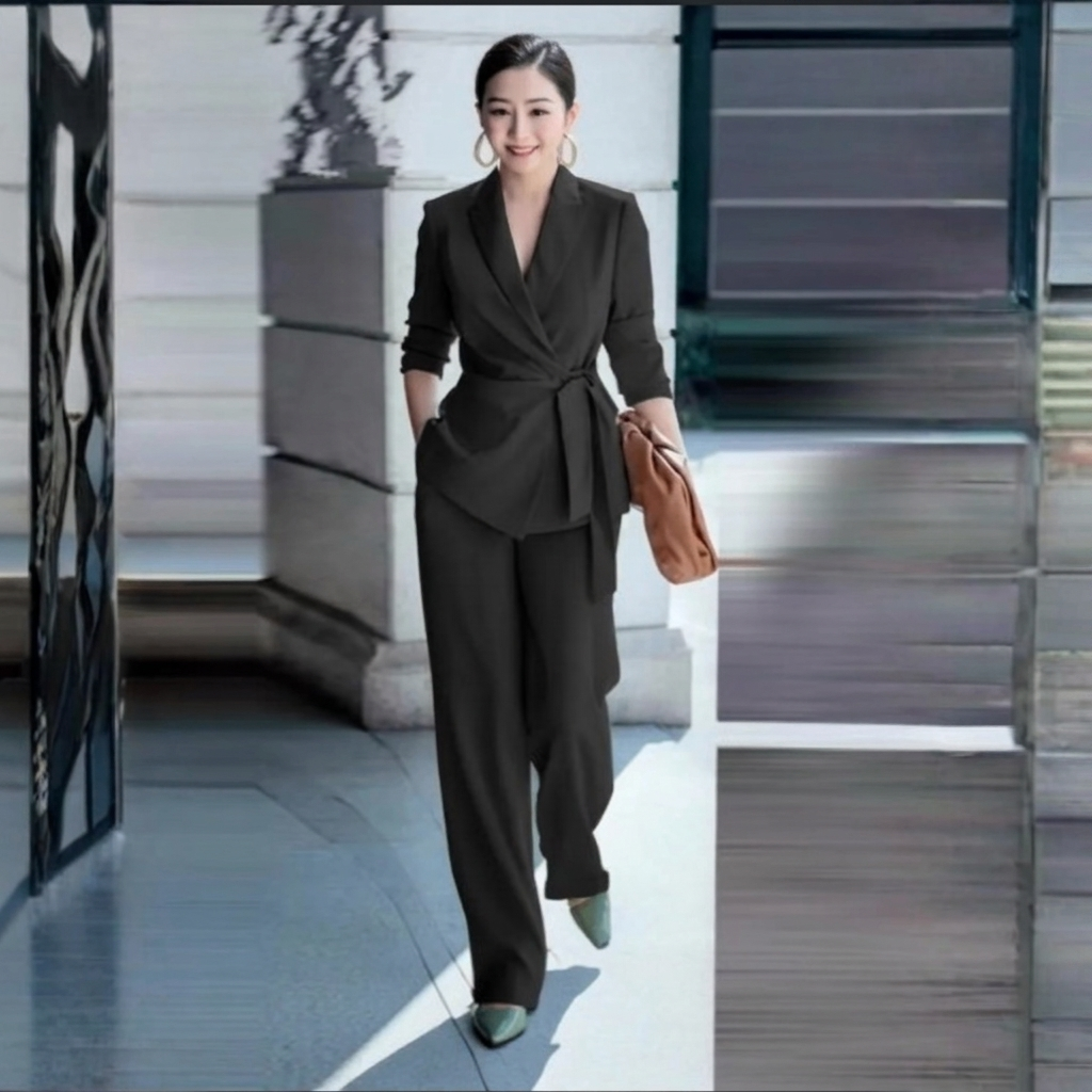 Komplet z marynarką i eleganckimi spodniami prezentowany na modelce