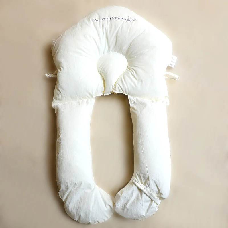 Biała hipoalergiczna poduszka dla niemowląt. Bezpieczny i spokojny sen noworodka. Akcesoria do łóżeczka, komfort.