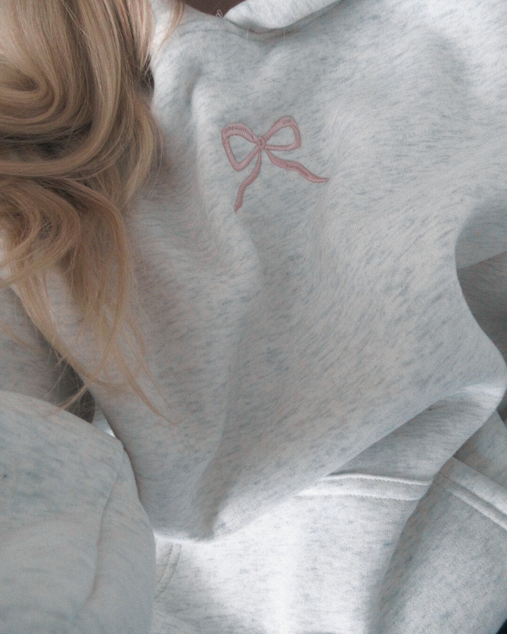 Prezentacja damskiej bluzy z kapturem Elodie z motywem kokardki