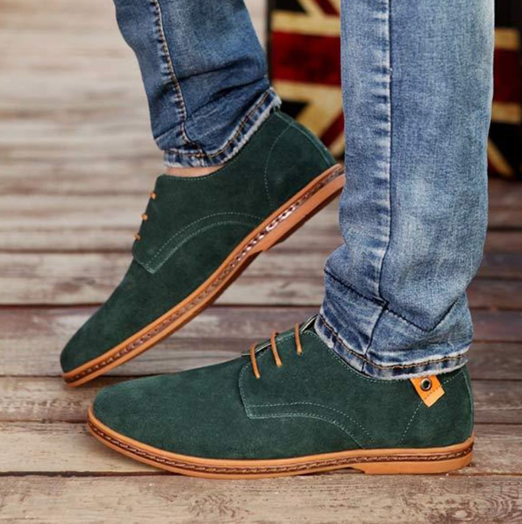 Męskie zielone buty sznurowane prezentowane z jeansami
