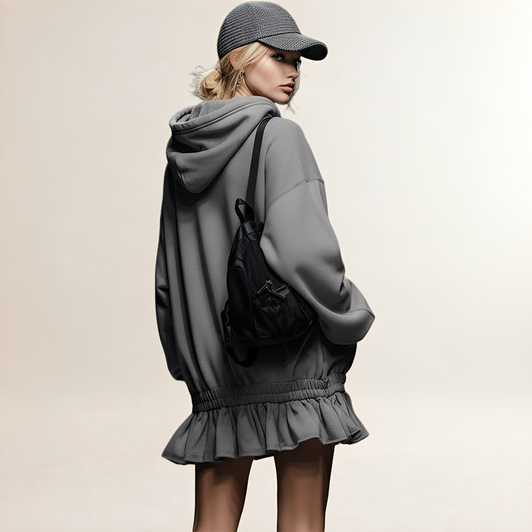 Widok z tyłu na szarą sukienkę mini oversize z kapturem
