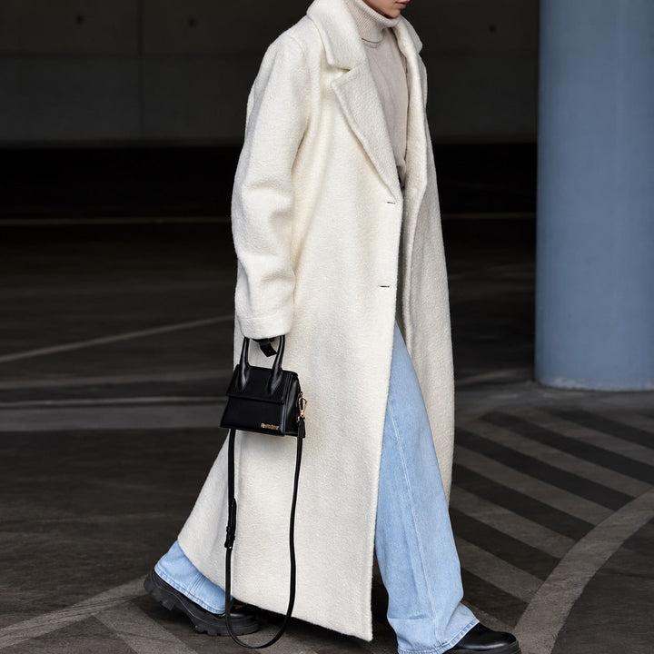 Elegancki długi płaszcz damski oversize w kolorze khaki z klapami, modna odzież wierzchnia na jesień i zimę