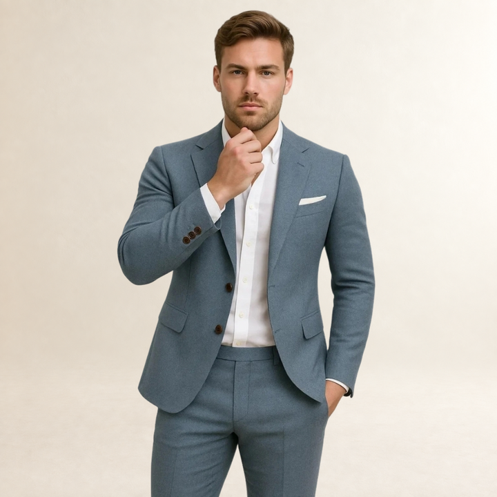 Mężczyzna w jasnoniebieskim garniturze dwuczęściowym slim fit z marynarką