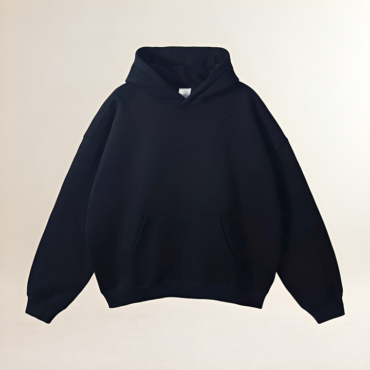 Czarna męska bluza oversize z kapturem i kieszenią kangurką widoczna z przodu