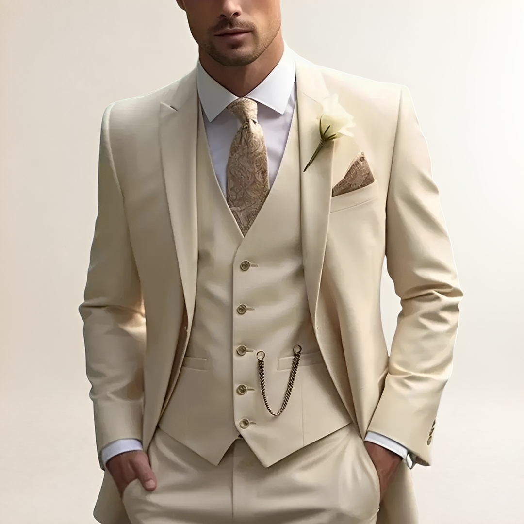 Mężczyzna w eleganckim beżowym garniturze trzyczęściowym slim fit