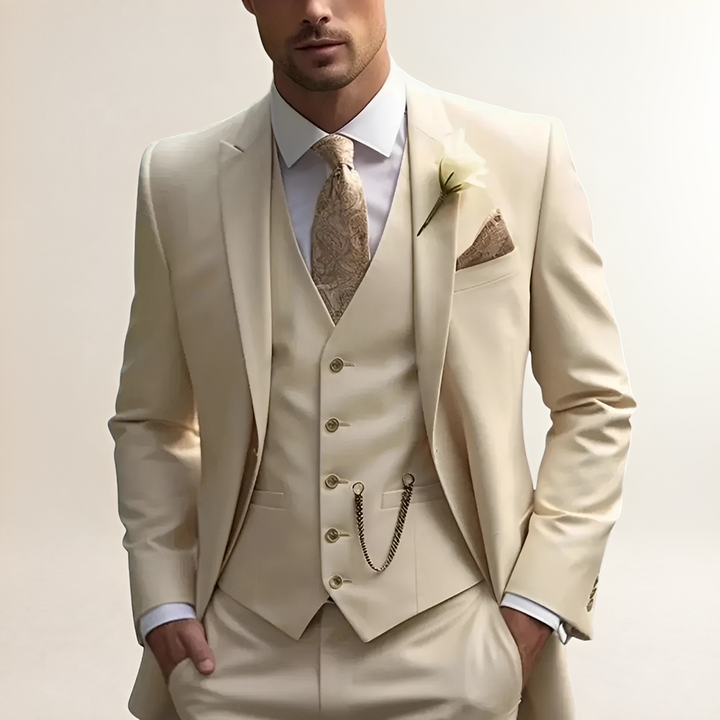 Mężczyzna w eleganckim beżowym garniturze trzyczęściowym slim fit