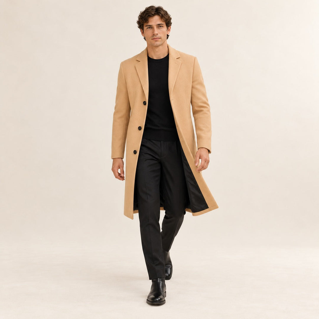 Mężczyzna w eleganckim długim płaszczu w kolorze khaki