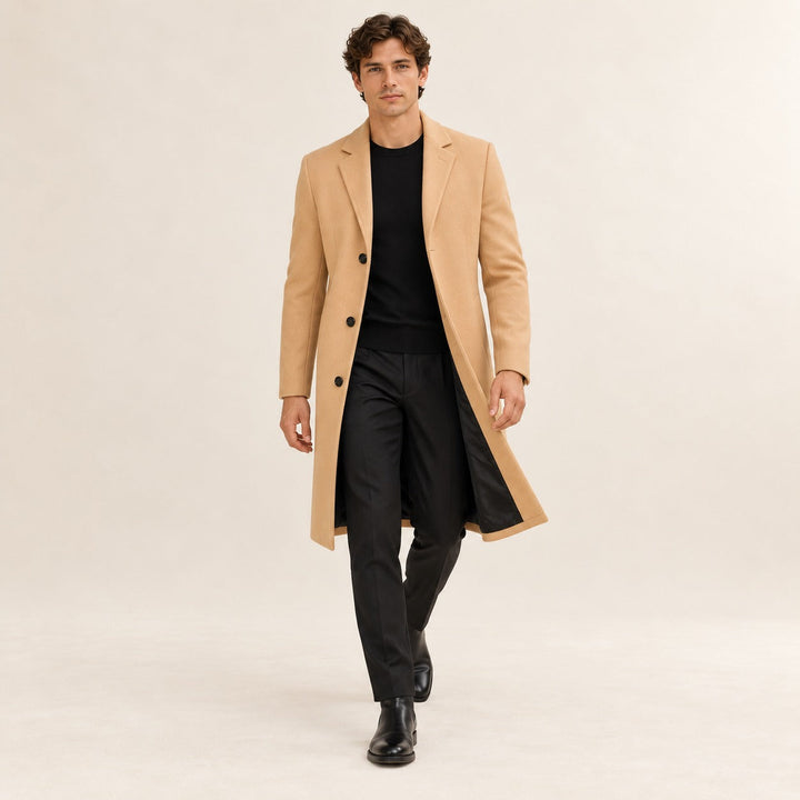 Mężczyzna w eleganckim długim płaszczu w kolorze khaki