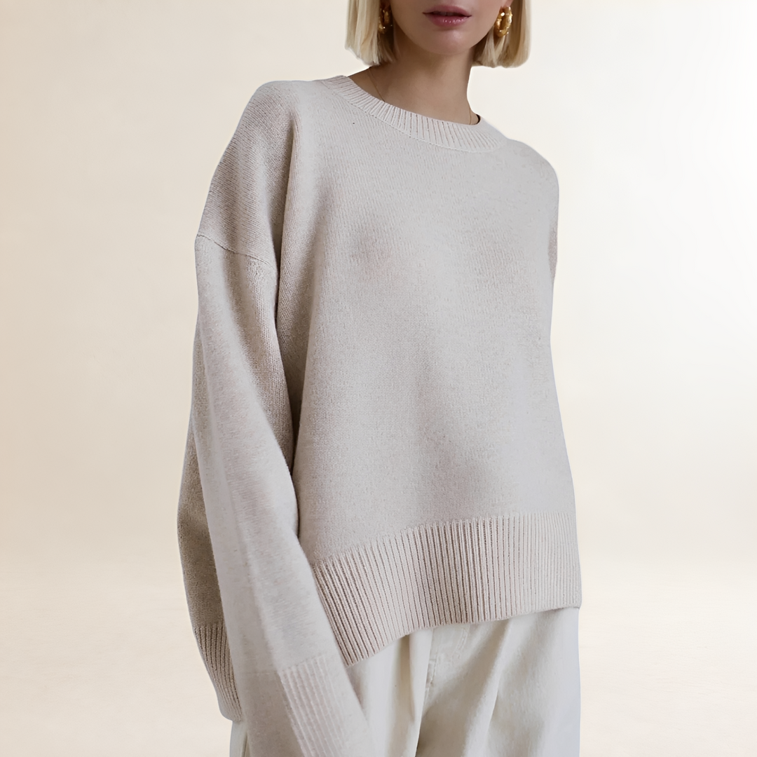 Beżowy damski sweter oversize prezentowany na sylwetce