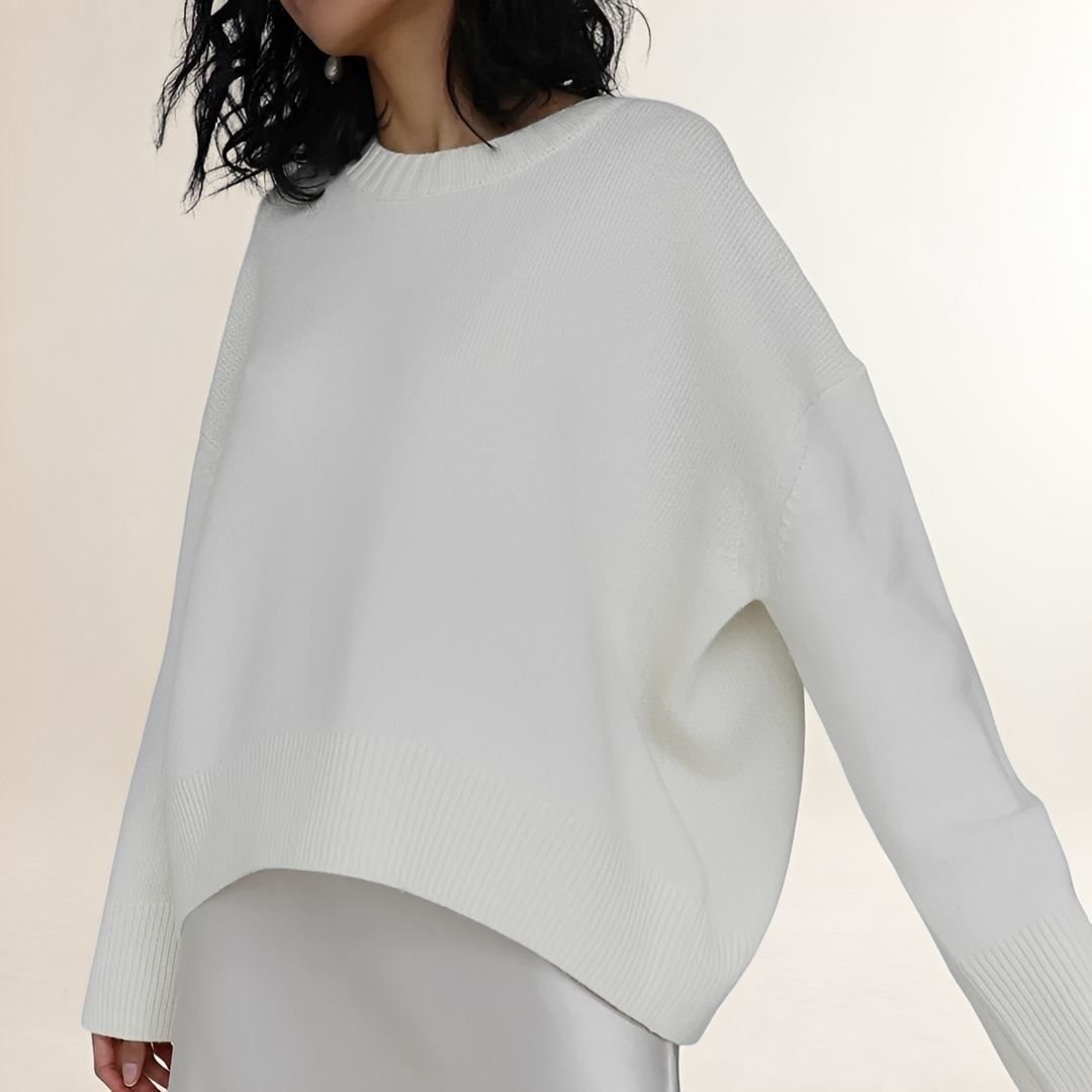 Modny damski sweter oversize, prezentacja stylizacji casual