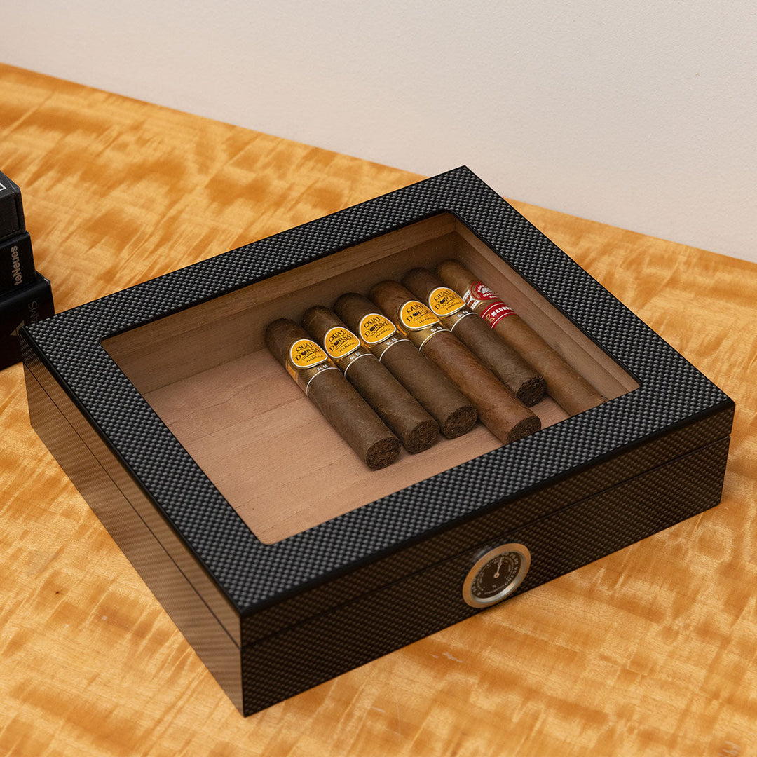 Humidor na cygara z wbudowanym higrometrem i szybą ekspozycyjną, idealny do przechowywania i prezentacji.