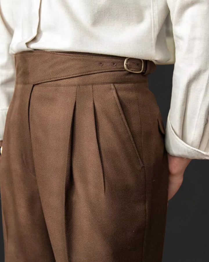 Zbliżenie na pas brązowych eleganckich spodni męskich z klamrą