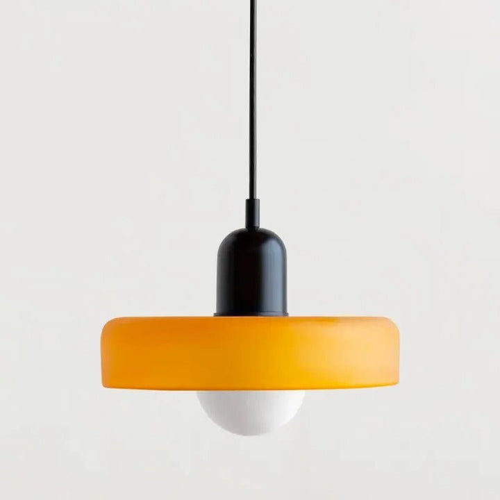 Prezentacja proporcji lampy wiszącej retro w przestronnym korytarzu