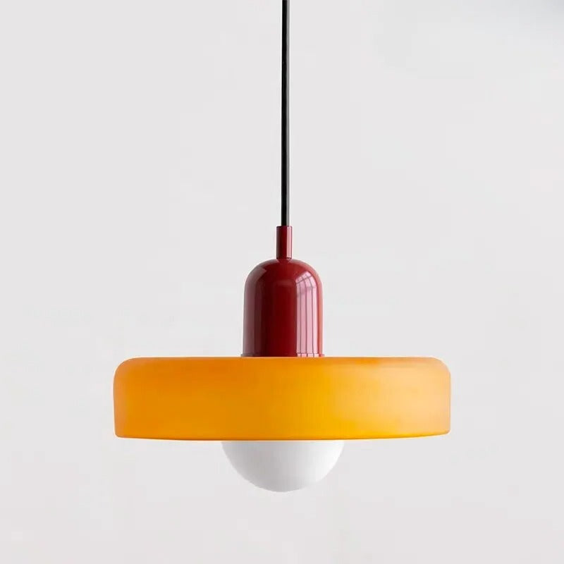 Kątowy widok na designerską lampę sufitową w minimalistycznym otoczeniu