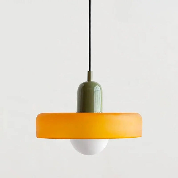 Stylowa lampa wisząca retro zawieszona na tle ceglanej ściany w loftowym wnętrzu