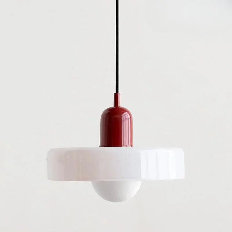 Zbliżenie na metalowy klosz lampy sufitowej retro w matowym wykończeniu