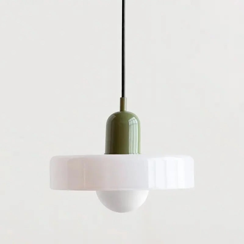Czarna lampa wisząca retro pokazana z bliska, podkreślająca detale wykończenia