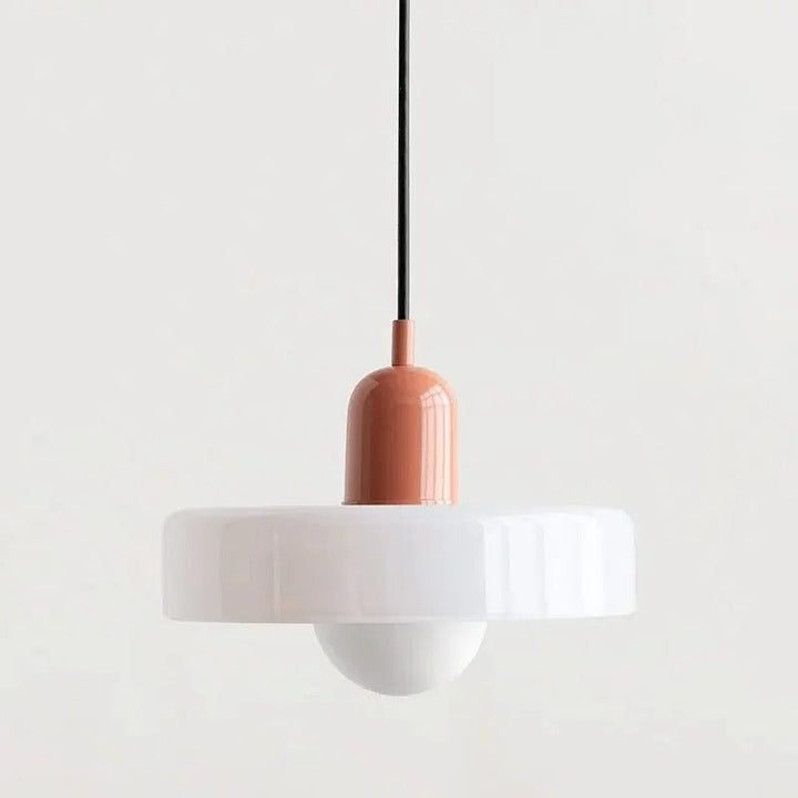 Oświetlenie wnętrz z lampą wiszącą retro w nowoczesnej aranżacji pokoju